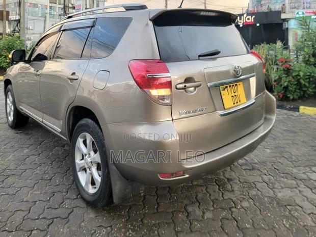 Toyota Vanguard 2011 Gold