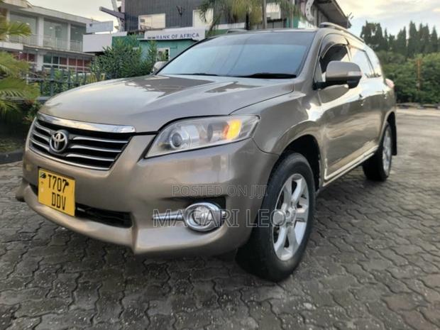 Toyota Vanguard 2011 Gold