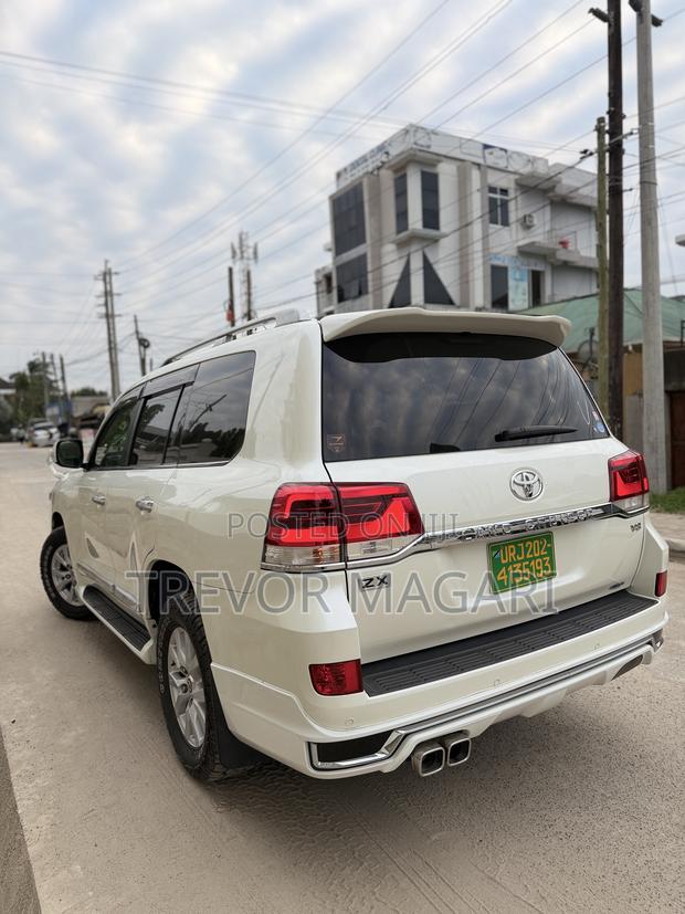 Toyota Land Cruiser 2016 White