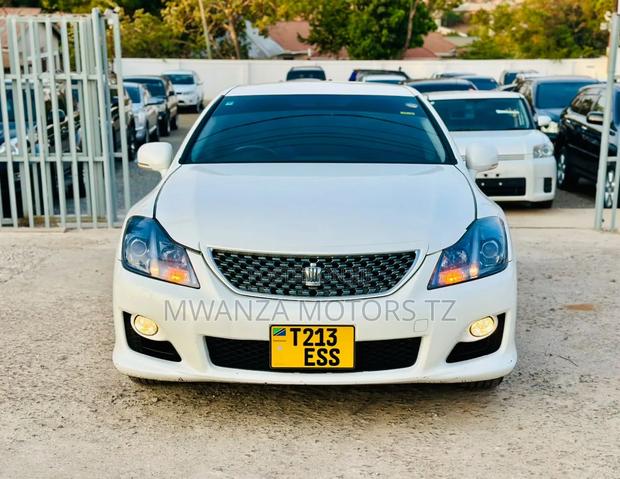 Toyota Crown 2010 White