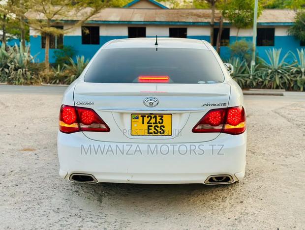Toyota Crown 2010 White
