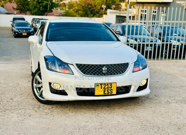Toyota Crown 2010 White