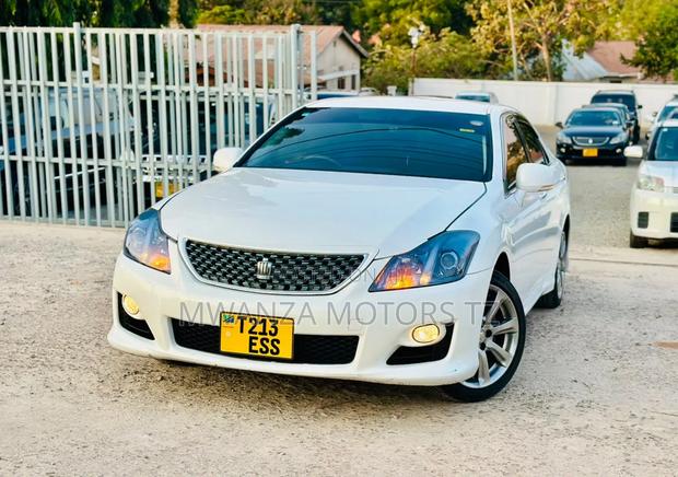 Toyota Crown 2010 White