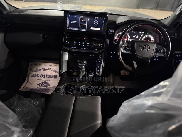 Toyota Land Cruiser 2024 Silver