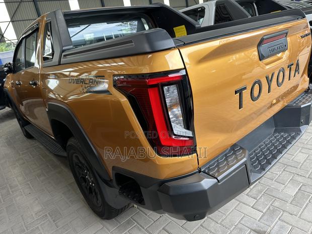 Toyota Hilux 2026 Orange