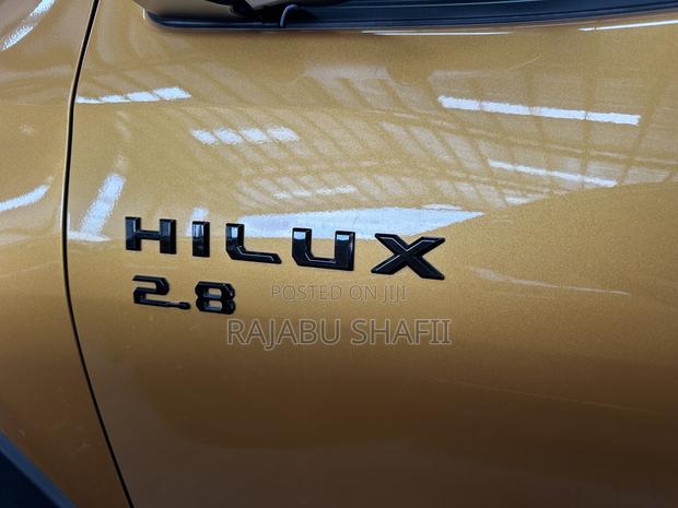 Toyota Hilux 2026 Orange