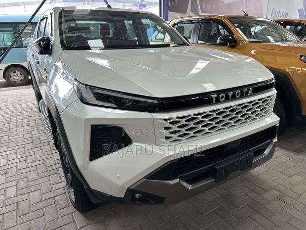 Toyota Hilux 2026 White