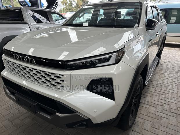 Toyota Hilux 2026 White