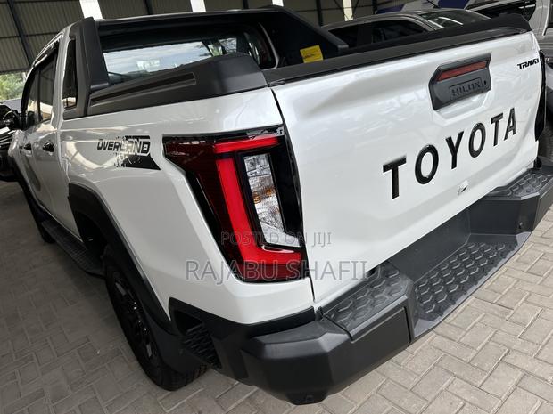 Toyota Hilux 2026 White