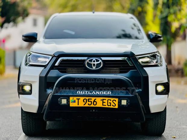 Toyota Hilux 2024 White