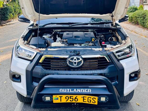 Toyota Hilux 2024 White