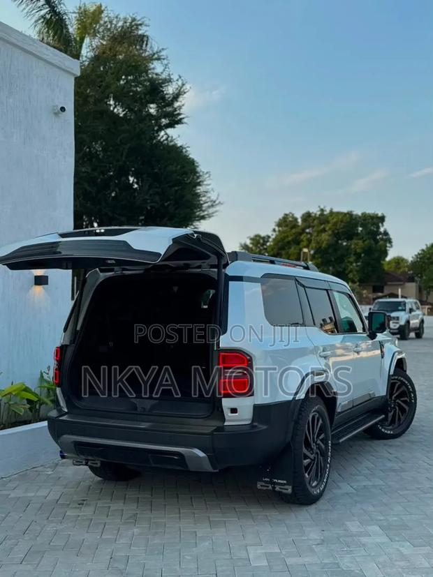 Toyota Land Cruiser Prado 2025 White