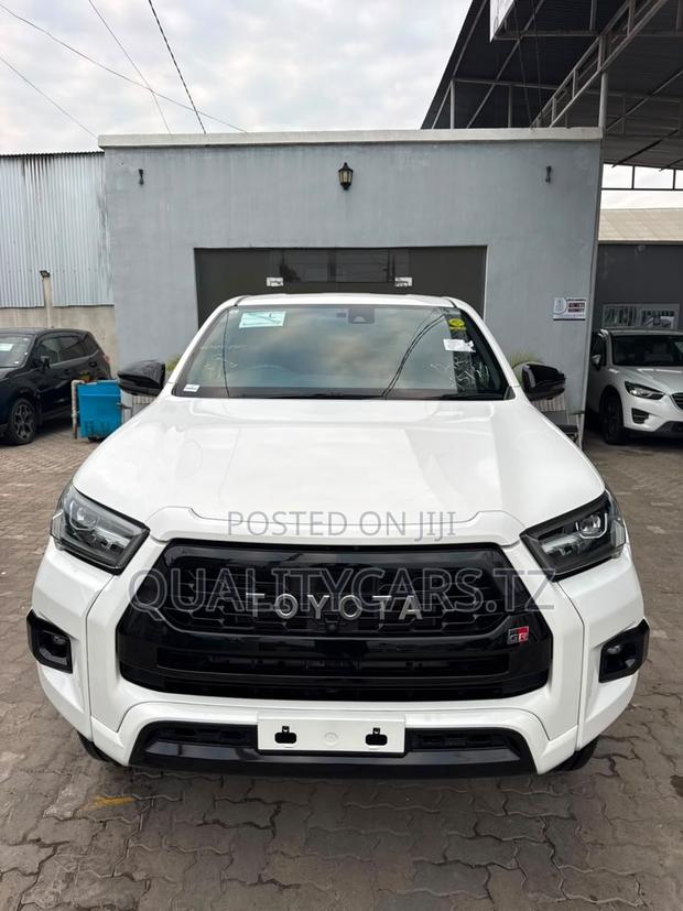 Toyota Hilux 2023 White