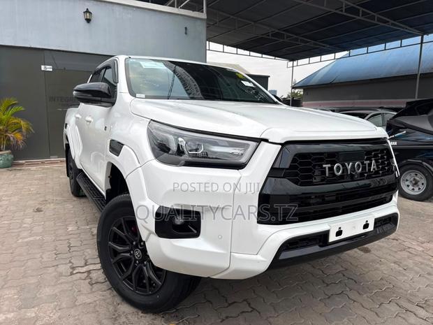 Toyota Hilux 2023 White