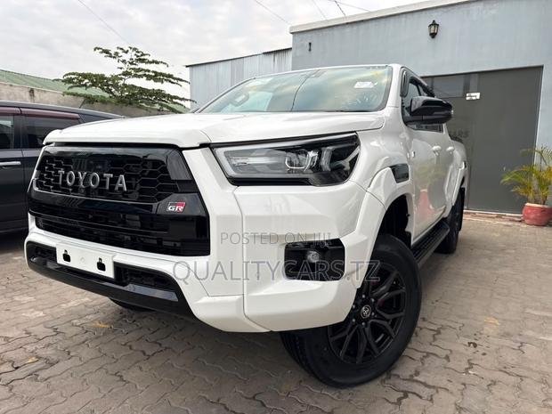 Toyota Hilux 2023 White