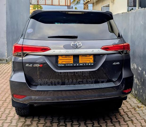 Toyota Fortuner 2022 Gray