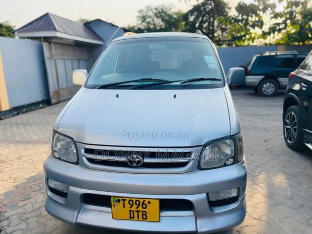 Toyota Noah 2001 Silver