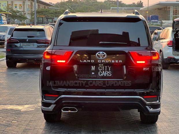 Toyota Land Cruiser LC300 2023 Black