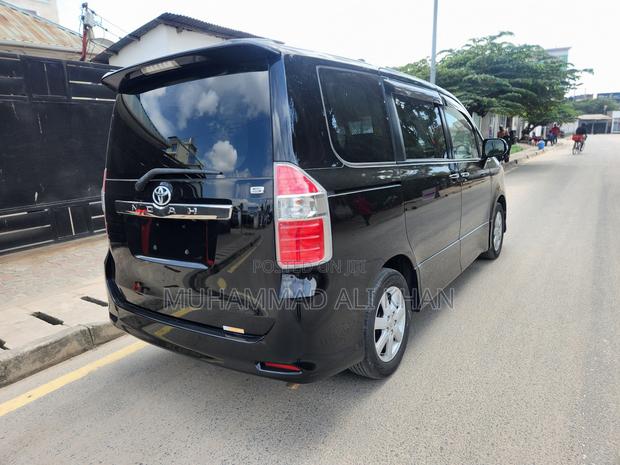 Toyota Noah 2.0 143hp FWD (8 Seater) 2009 Black