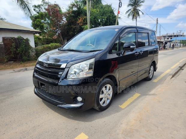 Toyota Noah 2.0 143hp FWD (8 Seater) 2009 Black