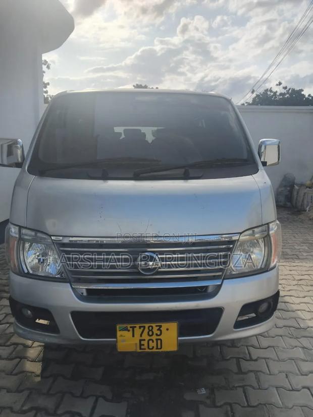 Nissan Caravan 2011 Silver
