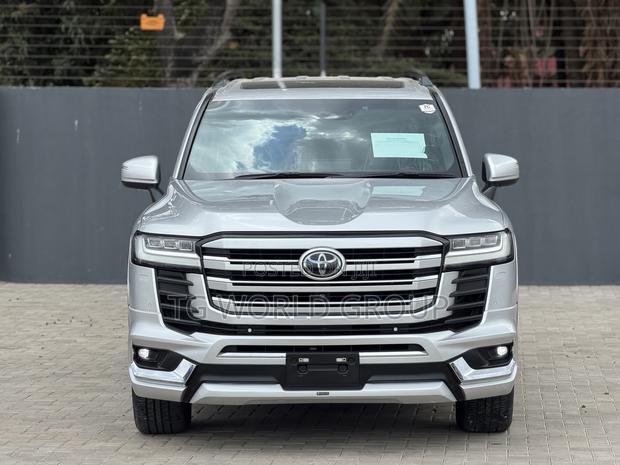 Toyota Land Cruiser LC300 2024 Silver
