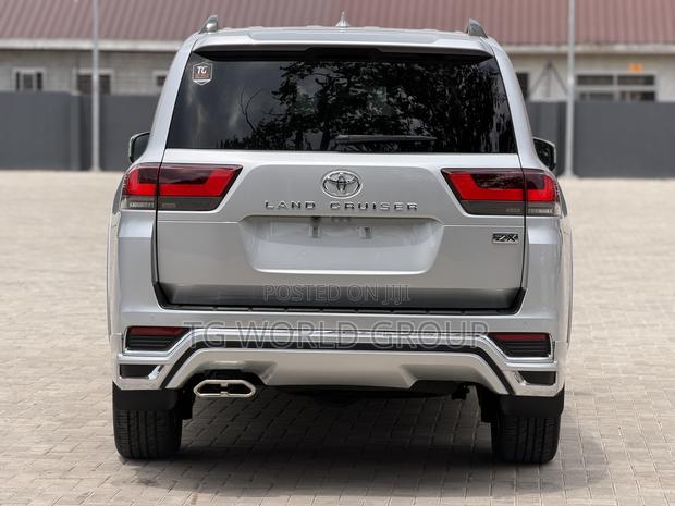 Toyota Land Cruiser LC300 2024 Silver