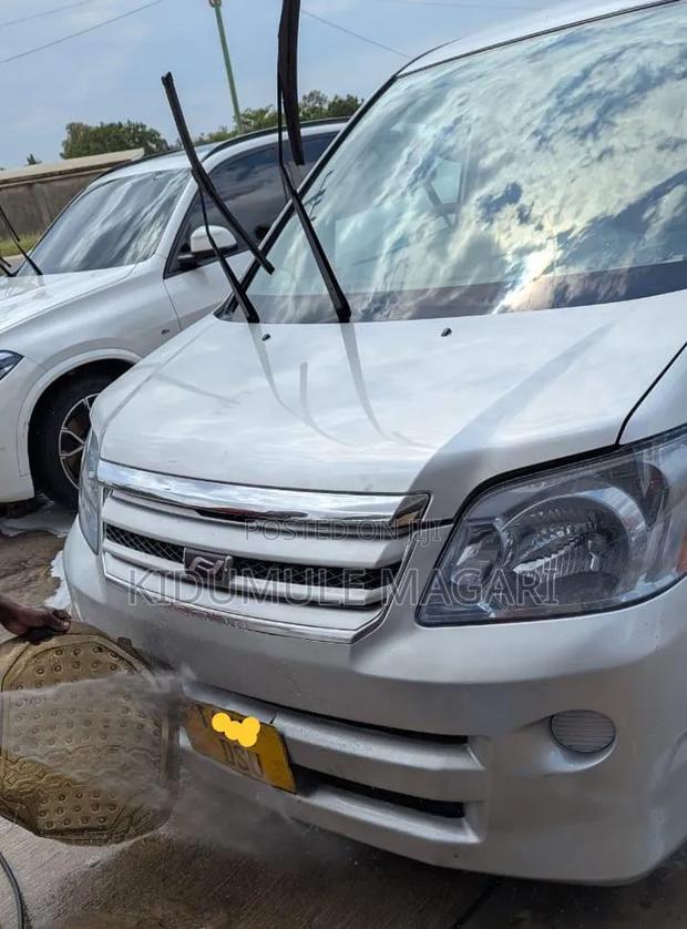 Toyota Noah 2005 Silver
