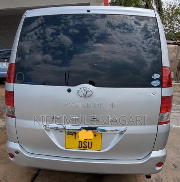 Toyota Noah 2005 Silver