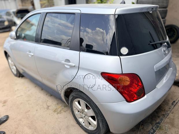 Toyota IST 2002 Silver