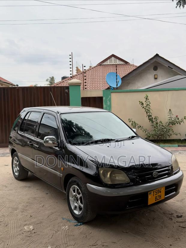 Toyota Raum 2005 Black