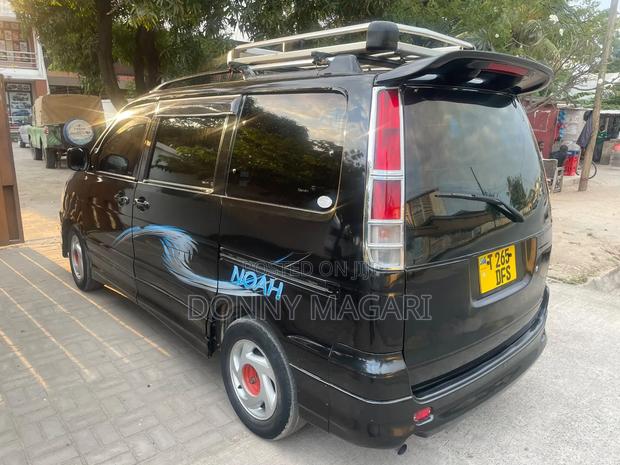 Toyota Noah 2001 Black