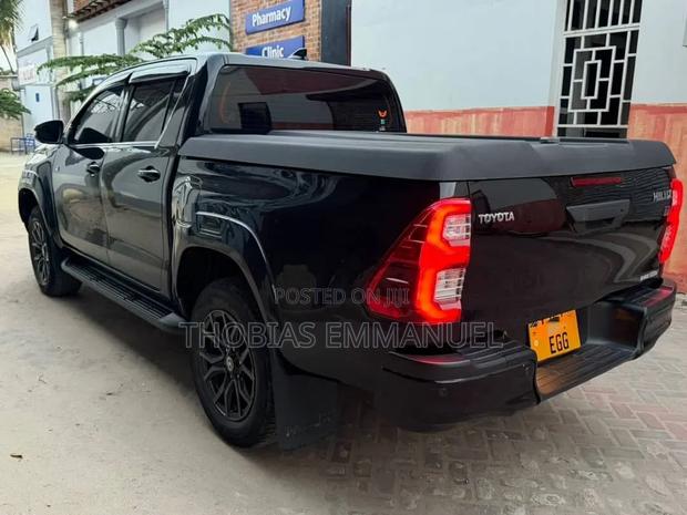 Toyota Hilux 2022 Black