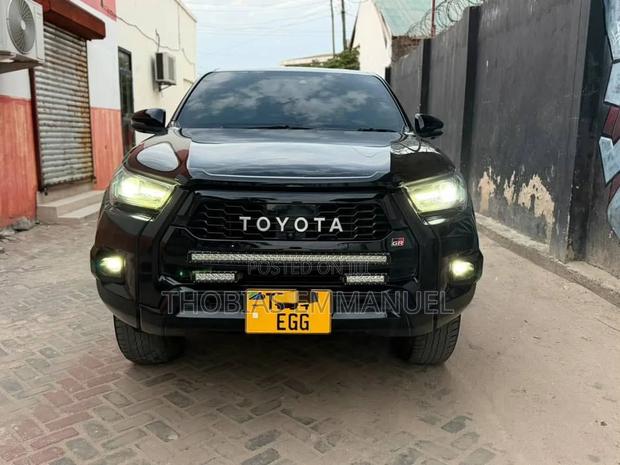 Toyota Hilux 2022 Black