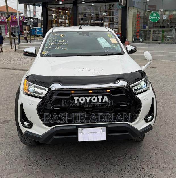 Toyota Hilux 2023 Off white
