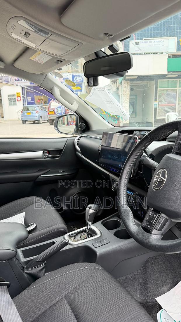Toyota Hilux 2023 Off white