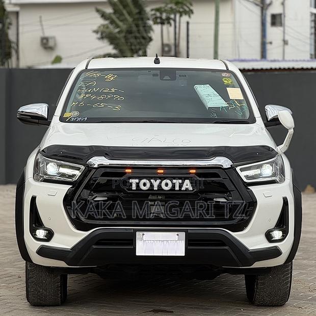 Toyota Hilux 2023 Pearl
