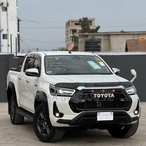 Toyota Hilux 2023 Pearl