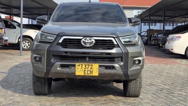 Toyota Hilux 2023 Ivory