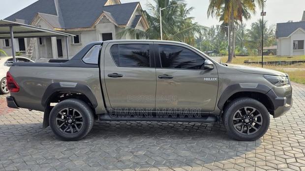 Toyota Hilux 2023 Ivory