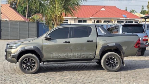 Toyota Hilux 2023 Ivory