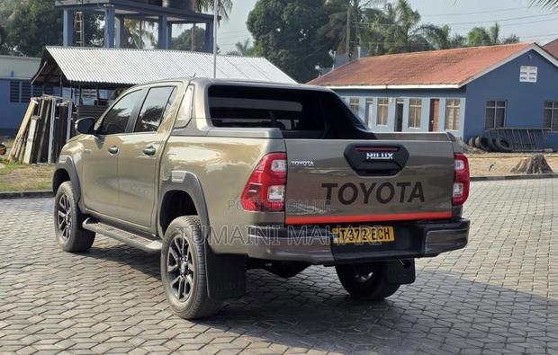 Toyota Hilux 2023 Ivory