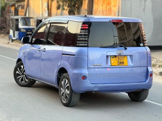 Toyota Sienta 2006 Blue