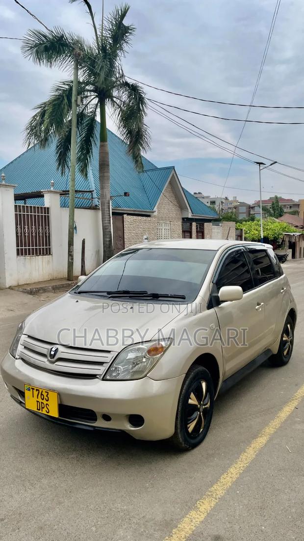 Toyota IST 2003 Gold
