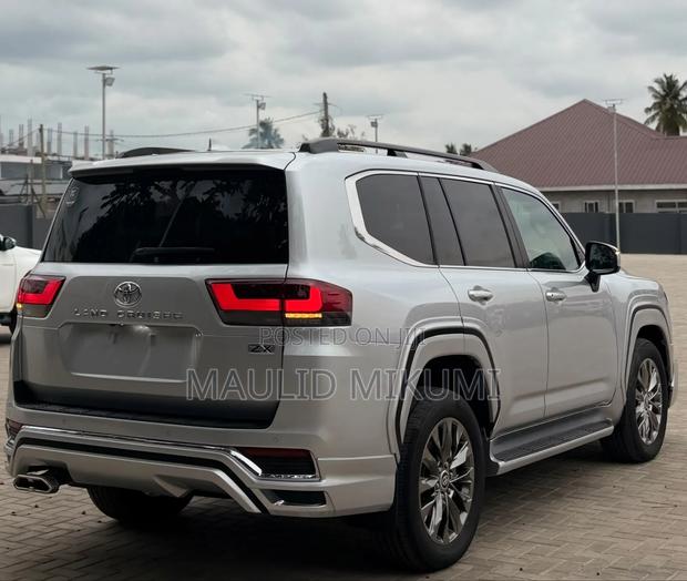 Toyota Land Cruiser 2024 Silver