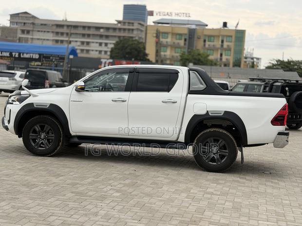 Toyota Hilux 2023 White