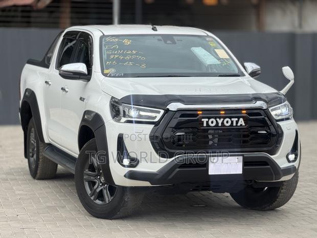 Toyota Hilux 2023 White