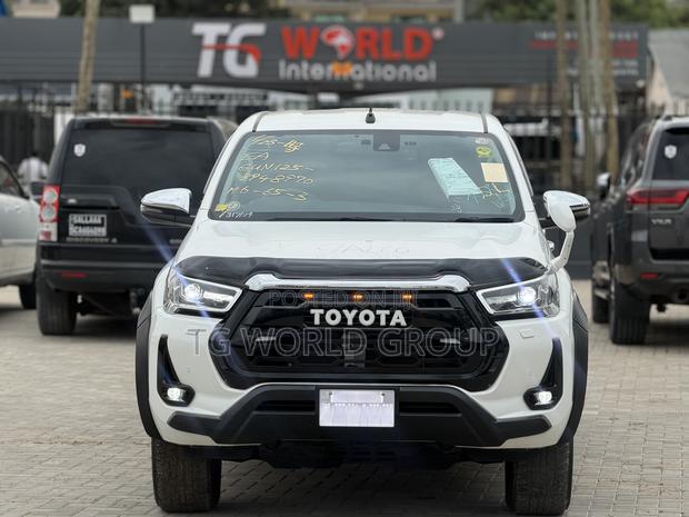Toyota Hilux 2023 White