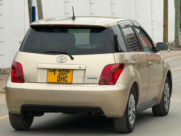 Toyota IST 2006 Gold