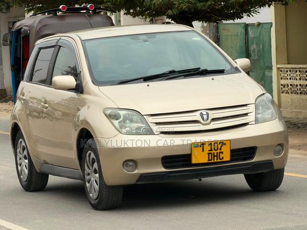 Toyota IST 2006 Gold